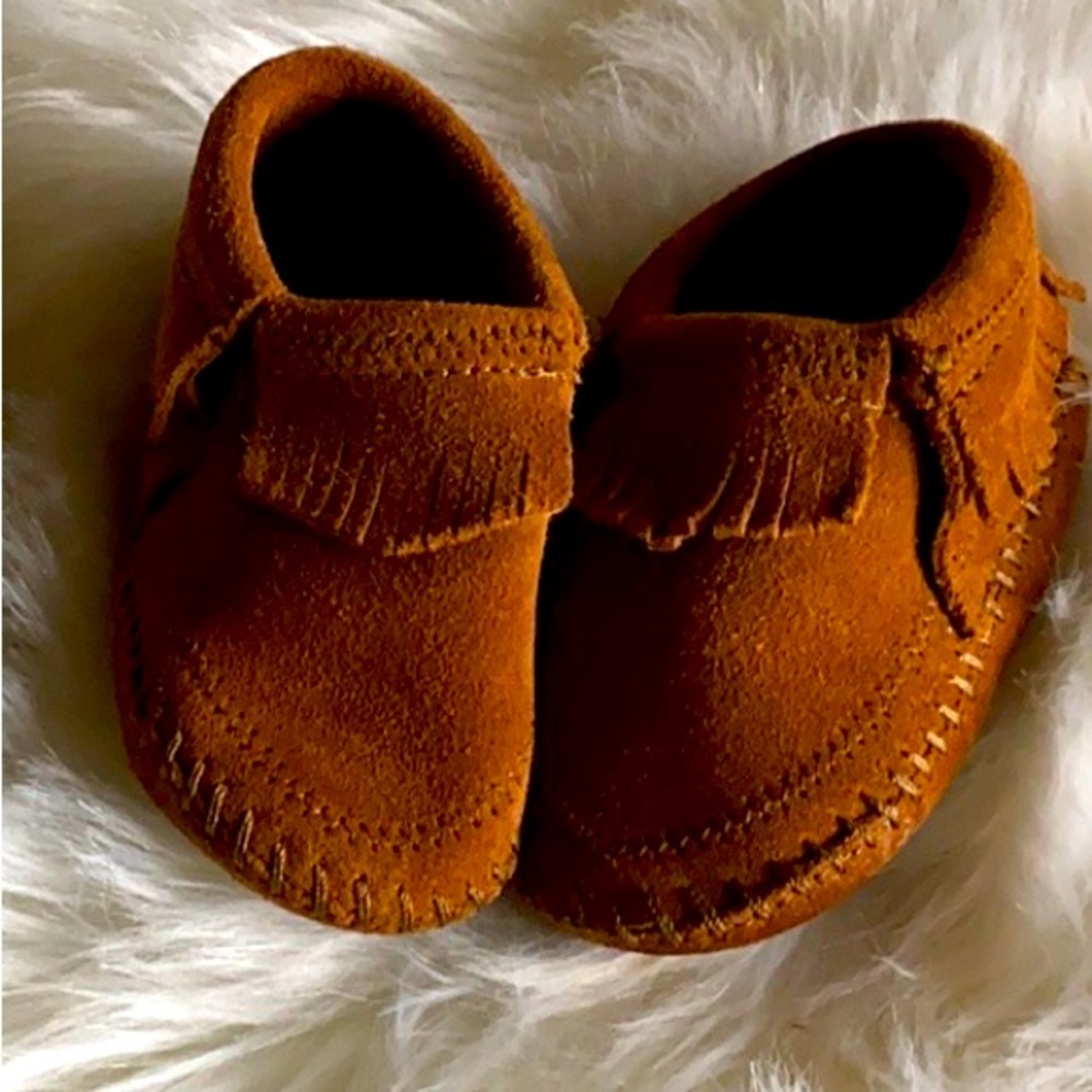 Preloved Minnetonka Moccasins size 5